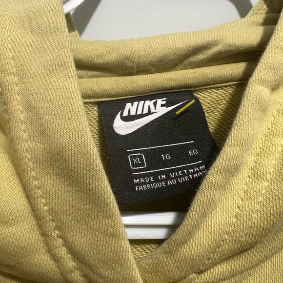 Yellow Nike crew neck with flower embellishments on the front - Picture 4 of 5